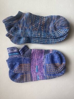 Bombas Blue/Purple Ankle Grippers 2-pairs bundle. MEDIUM NWOT
